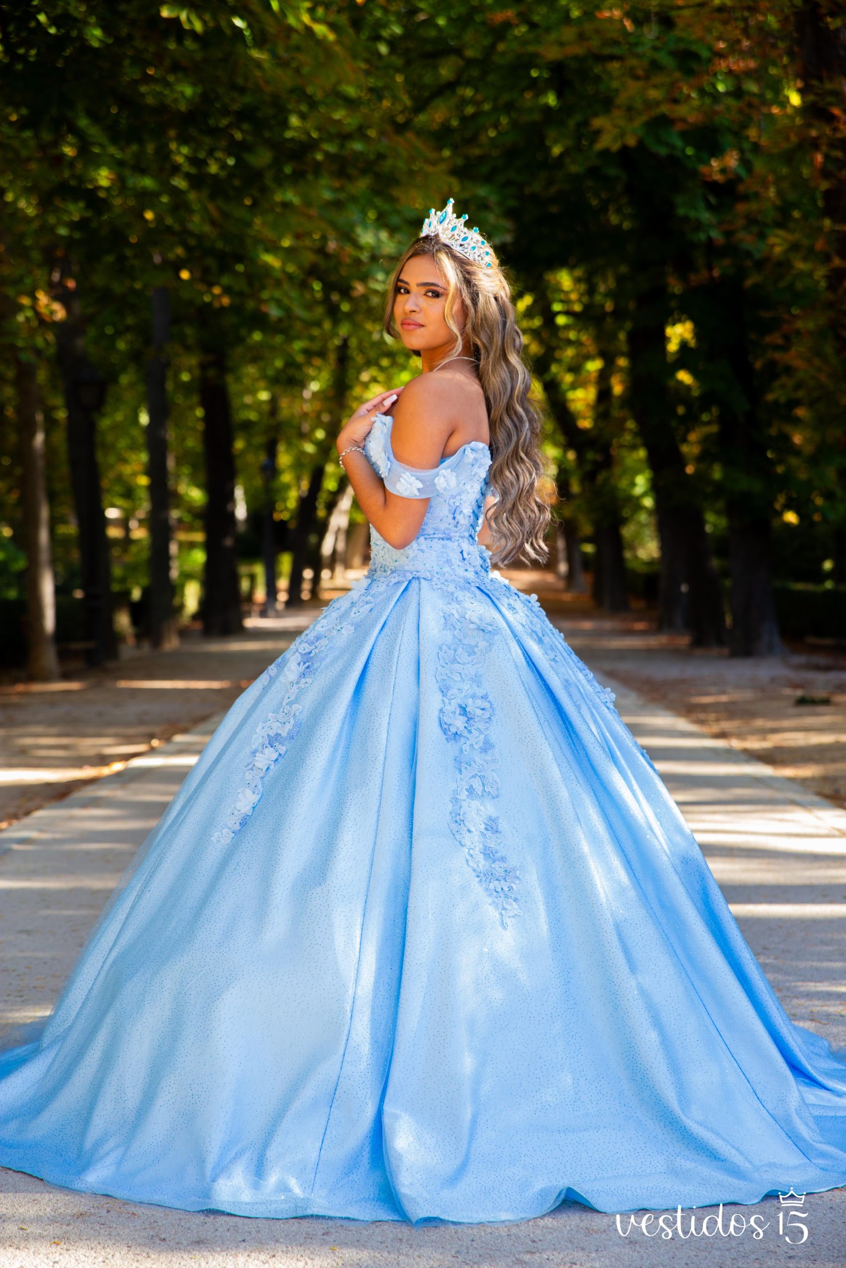 vestido de 15 anos com brilho azul claro