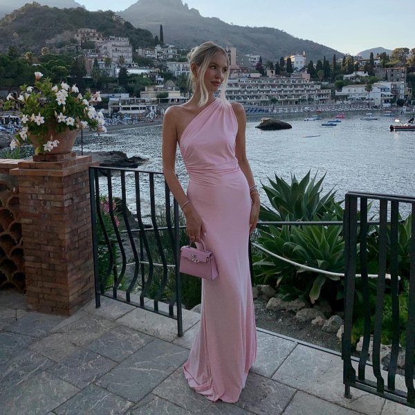 5 ideias de títulos:
1. Vestido Pink: A Cor Que Vai Dominar 2025
2. Como Combinar Seu Vestido Pink: Dicas de Sapatos e Acessórios
3. Os Modelos Mais Deslumbrantes de Vestidos de Festa Pink
4. Onde Encontrar o Vestido Pink Perfeito para Sua Ocasião
5. Guia Completo: Vestidos Pink para Casamentos e Formaturas