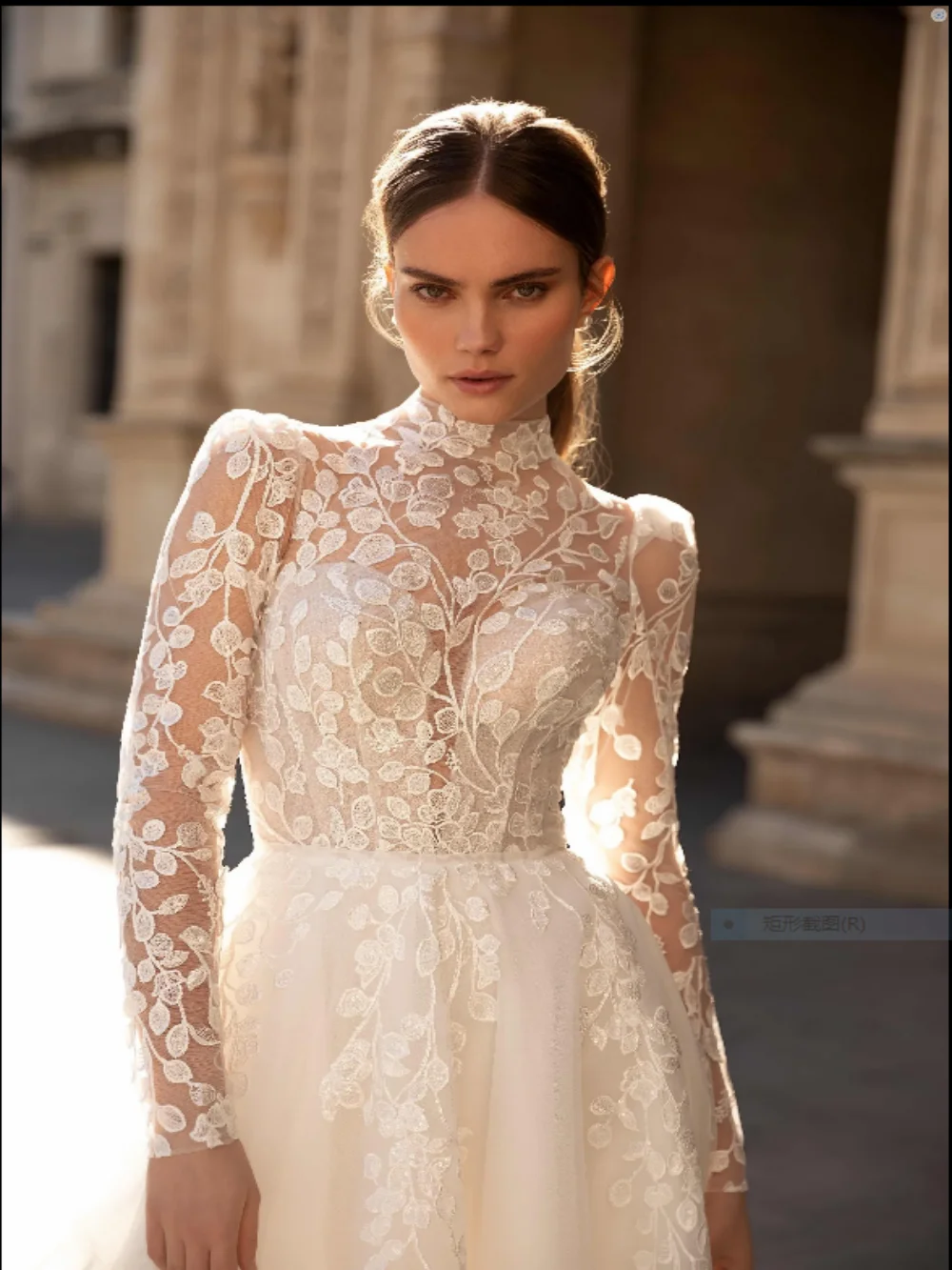 5 ideias de títulos:
1. Vestidos de Noiva com Gola Alta: A Tendência que Define 2025
2. Do Clássico ao Minimalista: Encontre o Vestido de Gola Alta Perfeito
3. Casamento Civil: Estilos de Vestidos com Gola Alta para um Look Sofisticado
4. Guia Completo: Como Escolher o Vestido de Noiva com Gola Alta Ideal
5. Inspiração 2025: Os Modelos de Vestidos de Noiva com Gola Alta que Você Precisa Conhecer