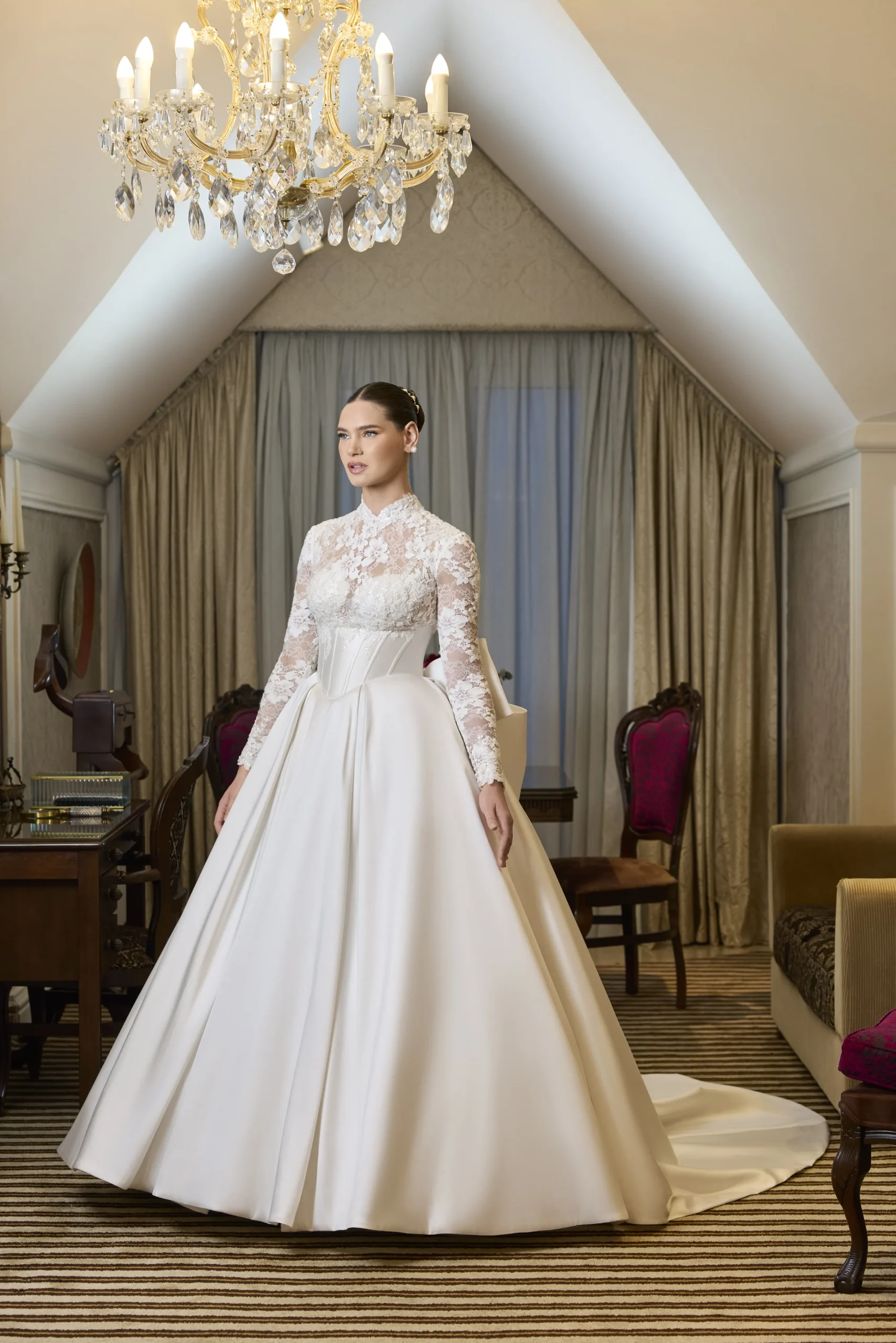 5 ideias de títulos:
1. Vestidos de Noiva com Gola Alta: A Tendência que Define 2025
2. Do Clássico ao Minimalista: Encontre o Vestido de Gola Alta Perfeito
3. Casamento Civil: Estilos de Vestidos com Gola Alta para um Look Sofisticado
4. Guia Completo: Como Escolher o Vestido de Noiva com Gola Alta Ideal
5. Inspiração 2025: Os Modelos de Vestidos de Noiva com Gola Alta que Você Precisa Conhecer