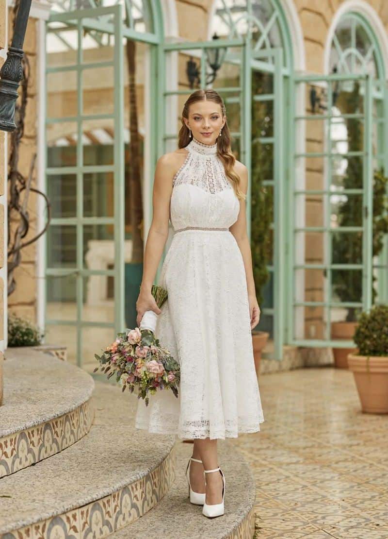 5 ideias de títulos:
1. Vestidos de Noiva com Gola Alta: A Tendência que Define 2025
2. Do Clássico ao Minimalista: Encontre o Vestido de Gola Alta Perfeito
3. Casamento Civil: Estilos de Vestidos com Gola Alta para um Look Sofisticado
4. Guia Completo: Como Escolher o Vestido de Noiva com Gola Alta Ideal
5. Inspiração 2025: Os Modelos de Vestidos de Noiva com Gola Alta que Você Precisa Conhecer