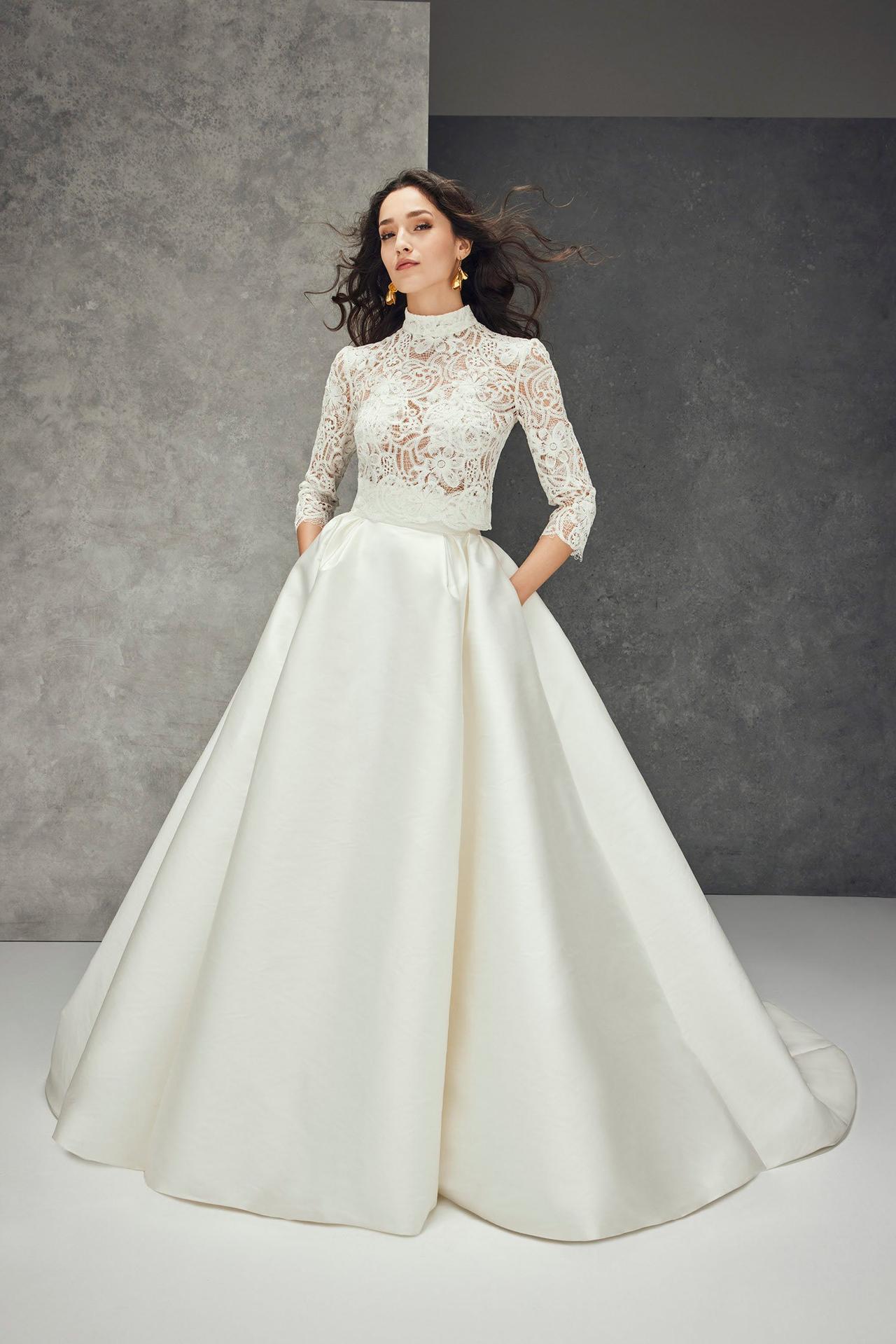 5 ideias de títulos:
1. Vestidos de Noiva com Gola Alta: A Tendência que Define 2025
2. Do Clássico ao Minimalista: Encontre o Vestido de Gola Alta Perfeito
3. Casamento Civil: Estilos de Vestidos com Gola Alta para um Look Sofisticado
4. Guia Completo: Como Escolher o Vestido de Noiva com Gola Alta Ideal
5. Inspiração 2025: Os Modelos de Vestidos de Noiva com Gola Alta que Você Precisa Conhecer