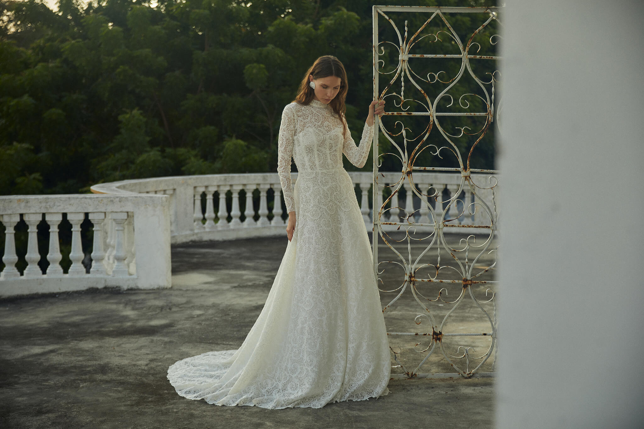 5 ideias de títulos:
1. Vestidos de Noiva com Gola Alta: A Tendência que Define 2025
2. Do Clássico ao Minimalista: Encontre o Vestido de Gola Alta Perfeito
3. Casamento Civil: Estilos de Vestidos com Gola Alta para um Look Sofisticado
4. Guia Completo: Como Escolher o Vestido de Noiva com Gola Alta Ideal
5. Inspiração 2025: Os Modelos de Vestidos de Noiva com Gola Alta que Você Precisa Conhecer