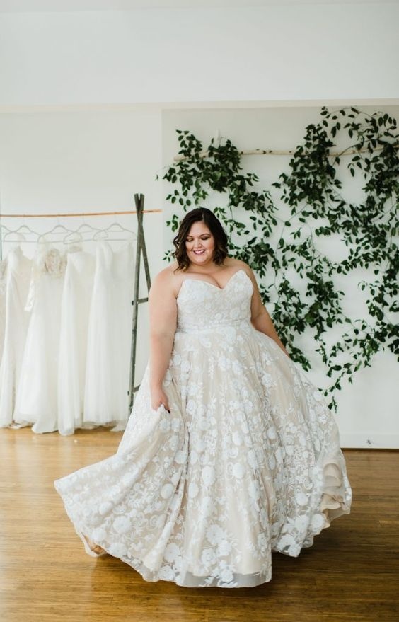 vestido de noiva plus size com decote V