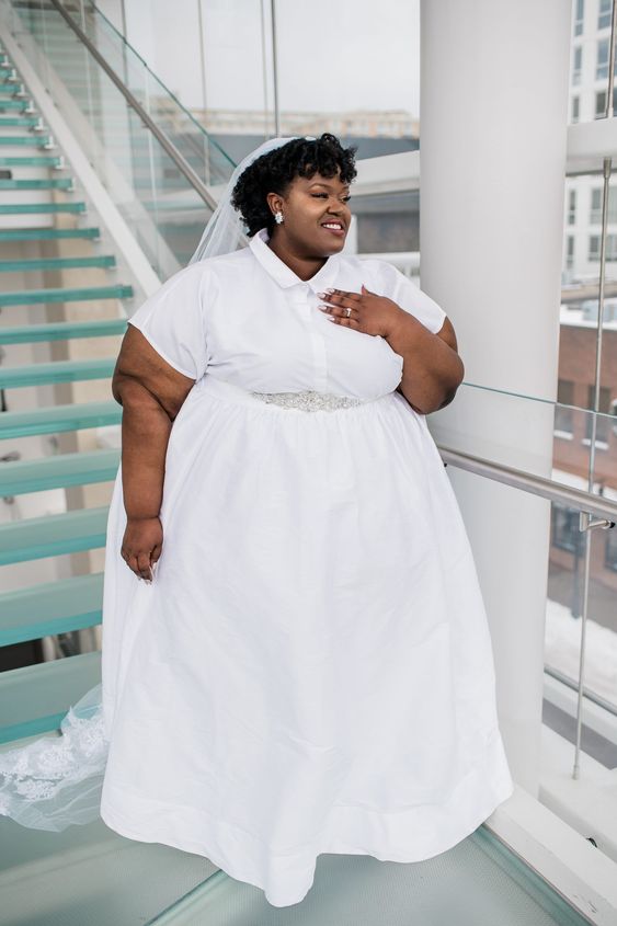 vestido de noiva plus size com mangas curtas