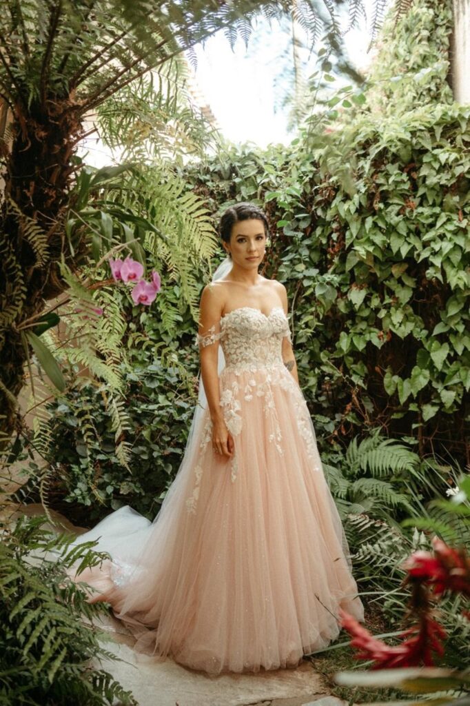 quanto custa um vestido de noiva colorido sob medida