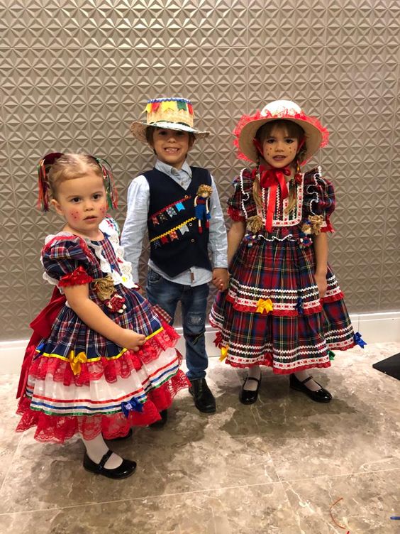 Vestido infantil festa junina com babados