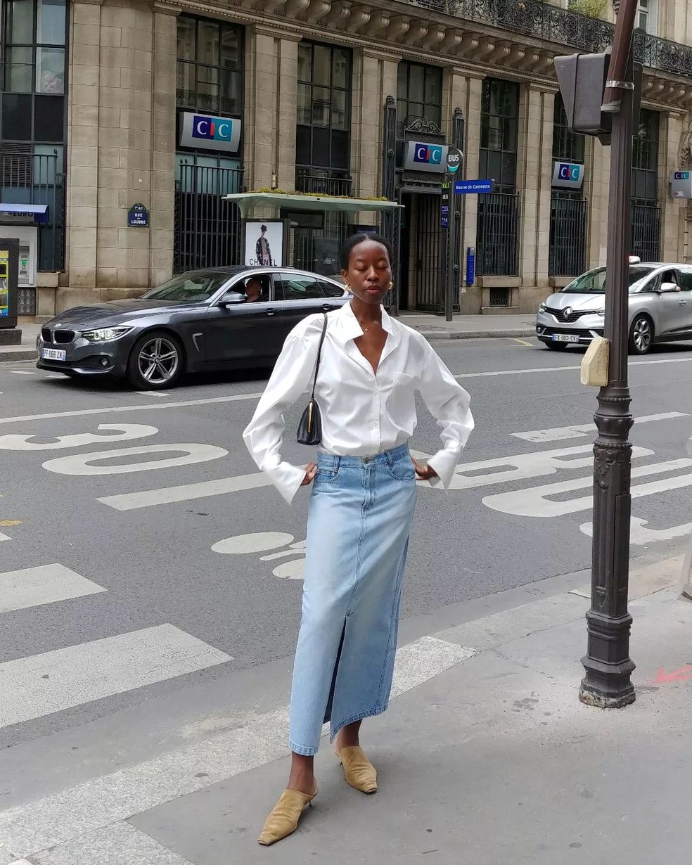 tendência vestido jeans e camisa branca 2026