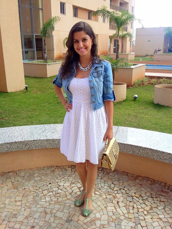 vestido jeans com sobreposição camisa branca