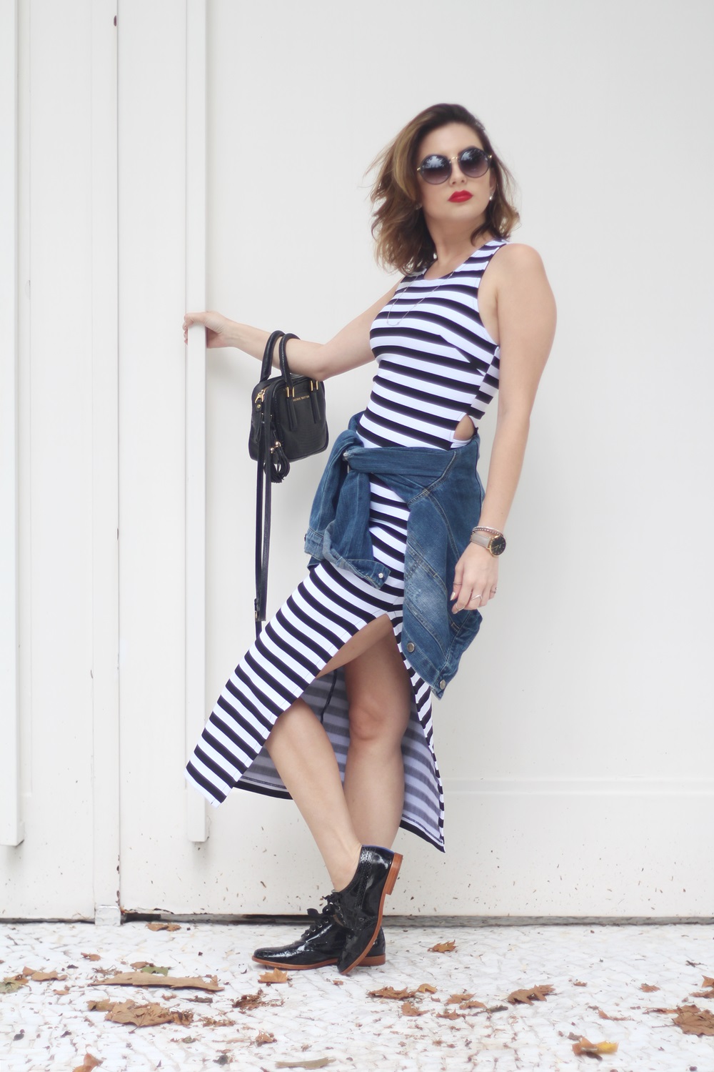 vestido jeans com camisa branca para trabalhar
