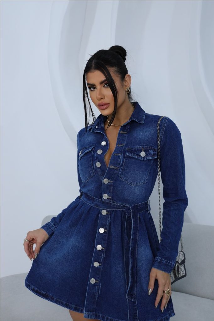 vestido jeans com camisa branca casual