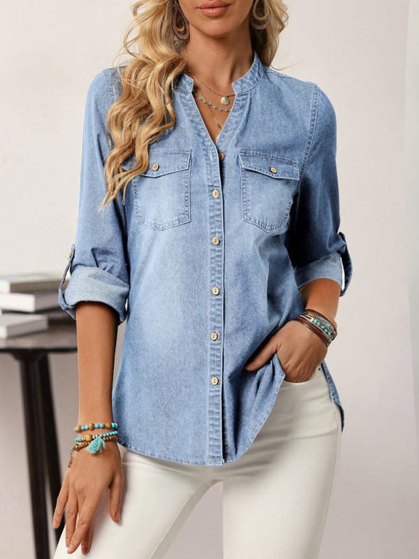 vestido jeans salopete com camisa branca