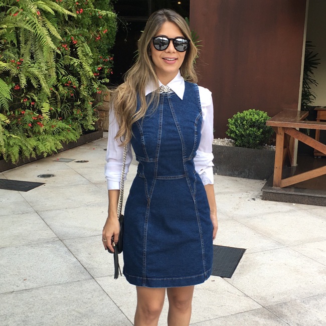 vestido jeans salopete com camisa branca