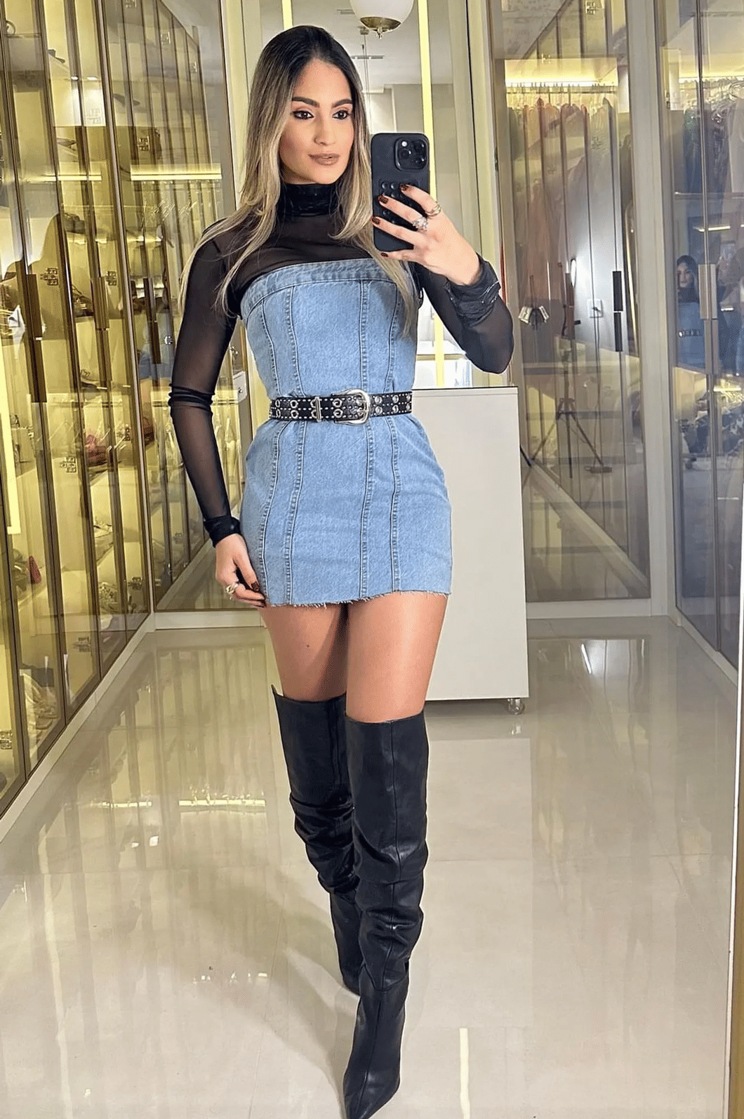 vestido jeans tomara que caia com camisa branca