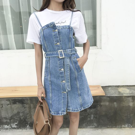 camisa branca por baixo de vestido jeans
