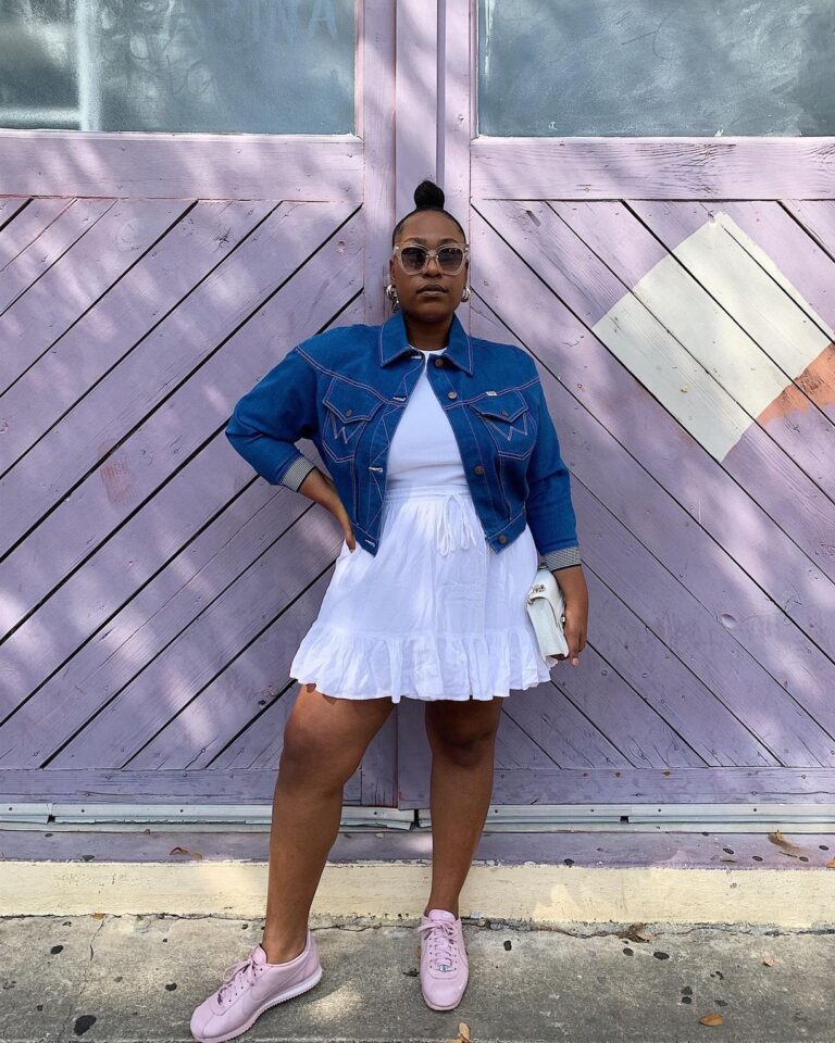 vestido jeans com camisa social branca