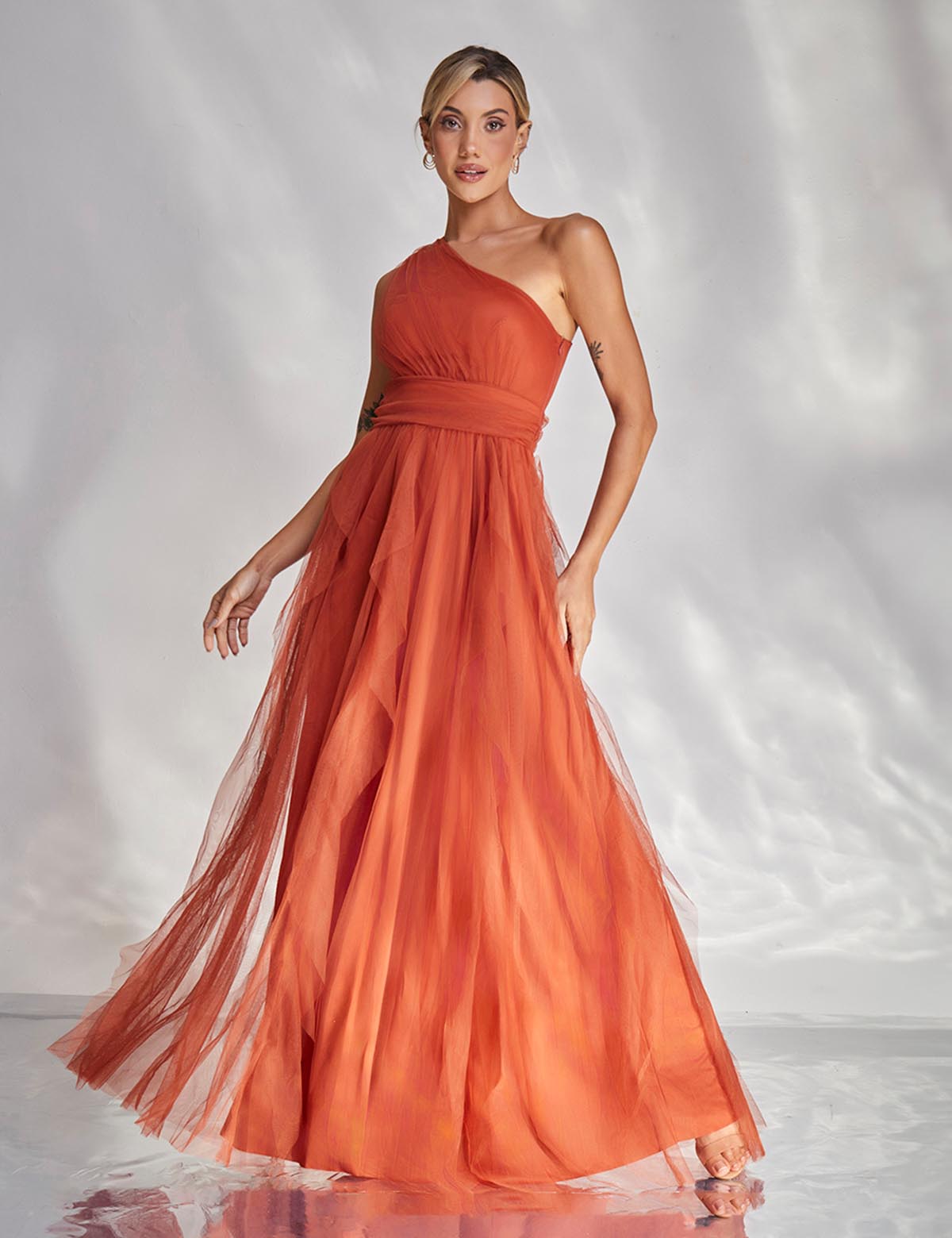 Os Melhores Tecidos para seu Vestido de Madrinha Terracota: Cetim, Tule ou Zibeline?