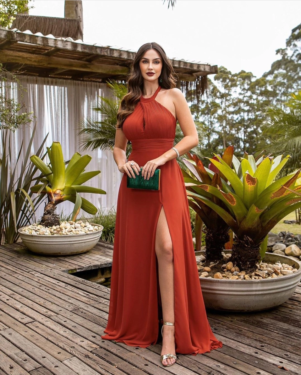 Os Melhores Tecidos para seu Vestido de Madrinha Terracota: Cetim, Tule ou Zibeline?