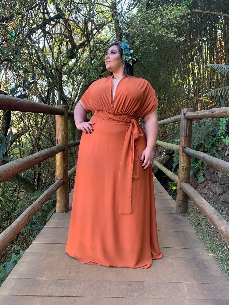 Os Melhores Tecidos para seu Vestido de Madrinha Terracota: Cetim, Tule ou Zibeline?