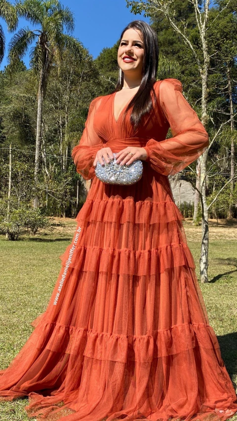 Os Melhores Tecidos para seu Vestido de Madrinha Terracota: Cetim, Tule ou Zibeline?