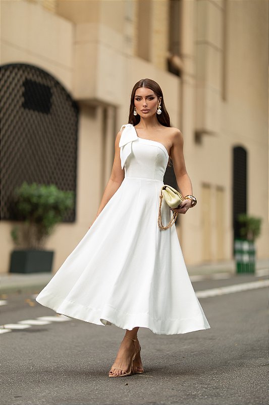 vestido midi branco com detalhes