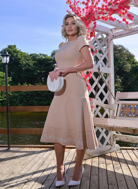 vestido midi elegante amarelo