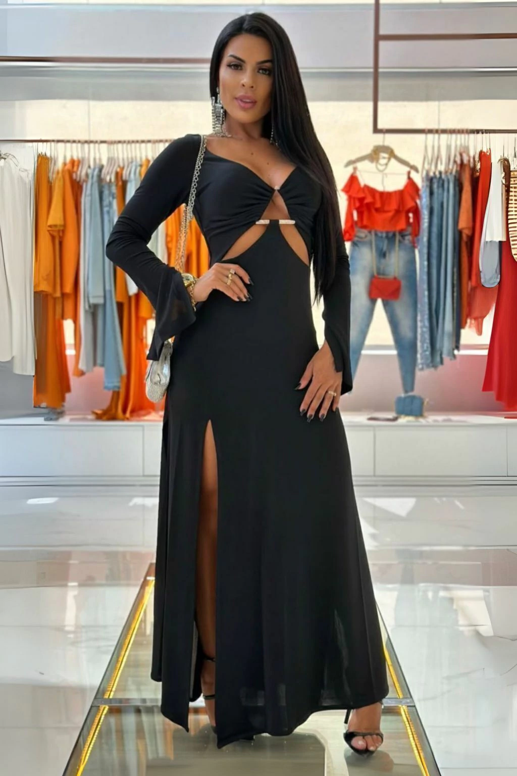 Vestido Longo de Festa Preto em Cetim Com Fenda e Alças Finas