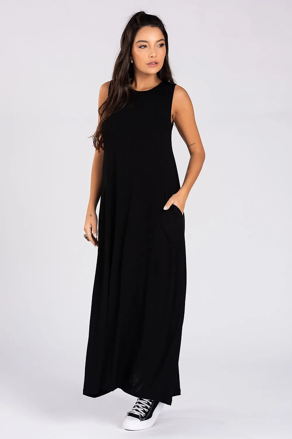 Vestido Longo de Festa Preto em Cetim Com Fenda e Alças Finas