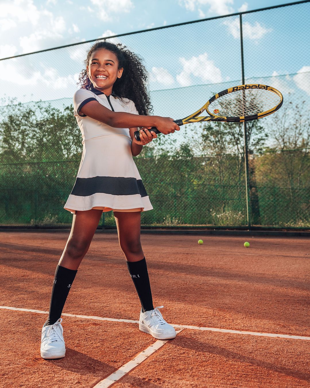5 ideias de títulos:
1. Como escolher o vestido de tenista ideal para seu jogo.
2. As melhores marcas de vestidos para tênis e beach tennis em 2024.
3. Benefícios dos tecidos tecnológicos em roupas esportivas femininas.
4. Vestidos de tenista: conforto