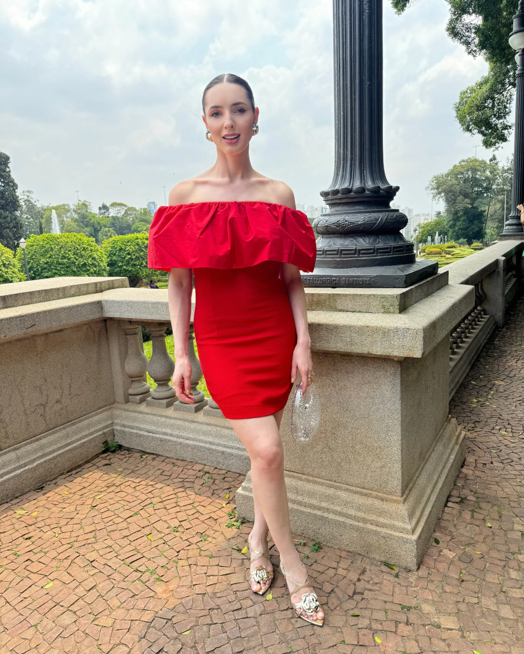 vestido vermelho curto com recortes