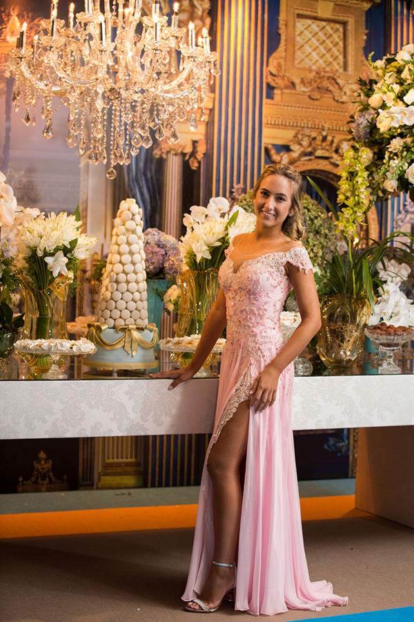 quanto custa um vestido de 15 anos sob medida