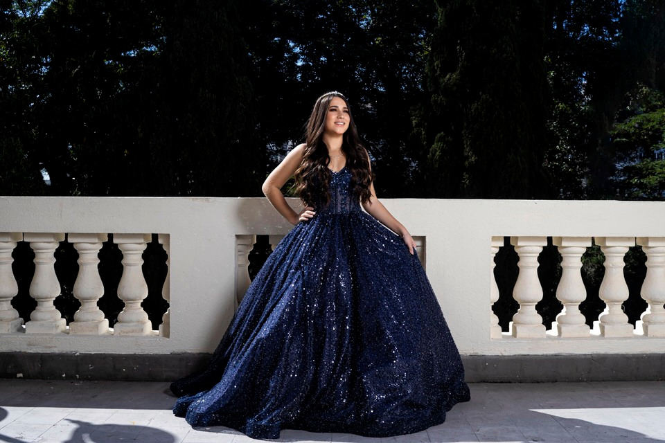 quanto custa um vestido de 15 anos sob medida