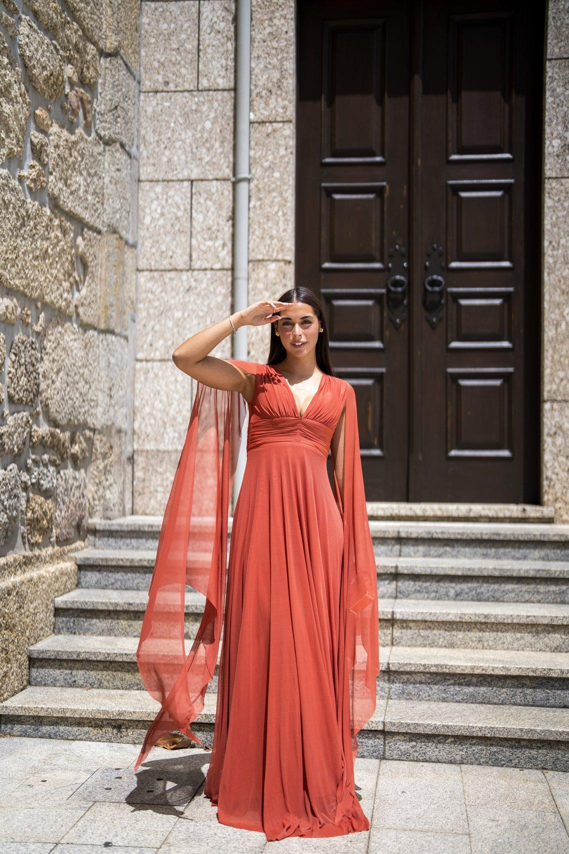inspirações de vestidos florais para casamentos diurnos ao ar livre