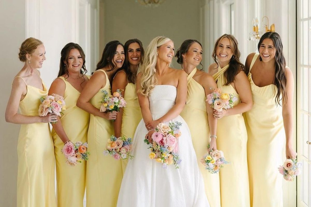 vestido midi vs longo para convidada de casamento ao ar livre