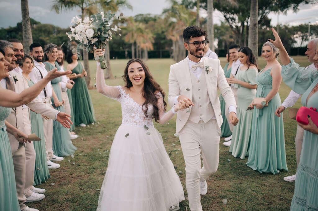 vestido midi vs longo para convidada de casamento ao ar livre