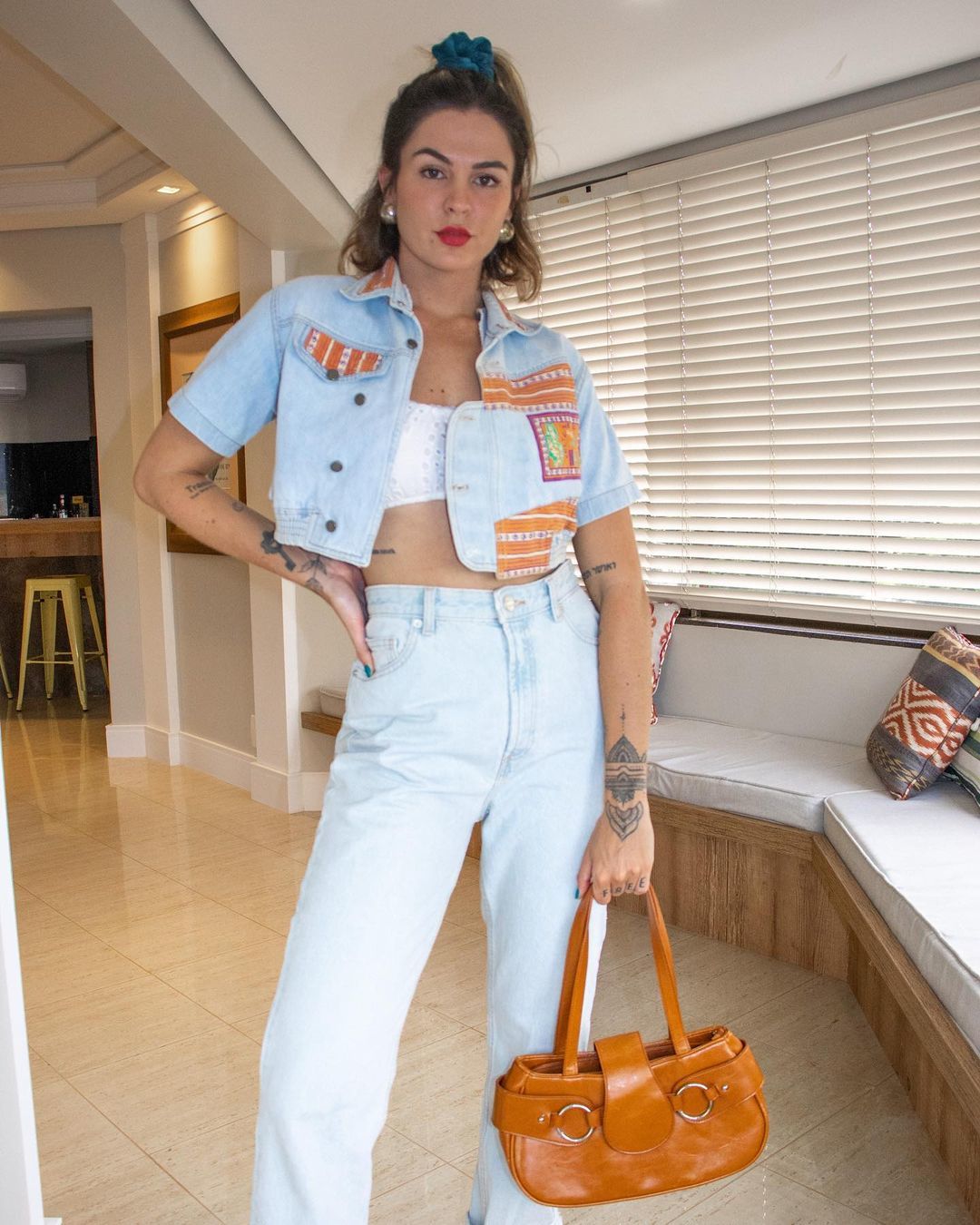 Como recriar o look anos 80 com peças modernas