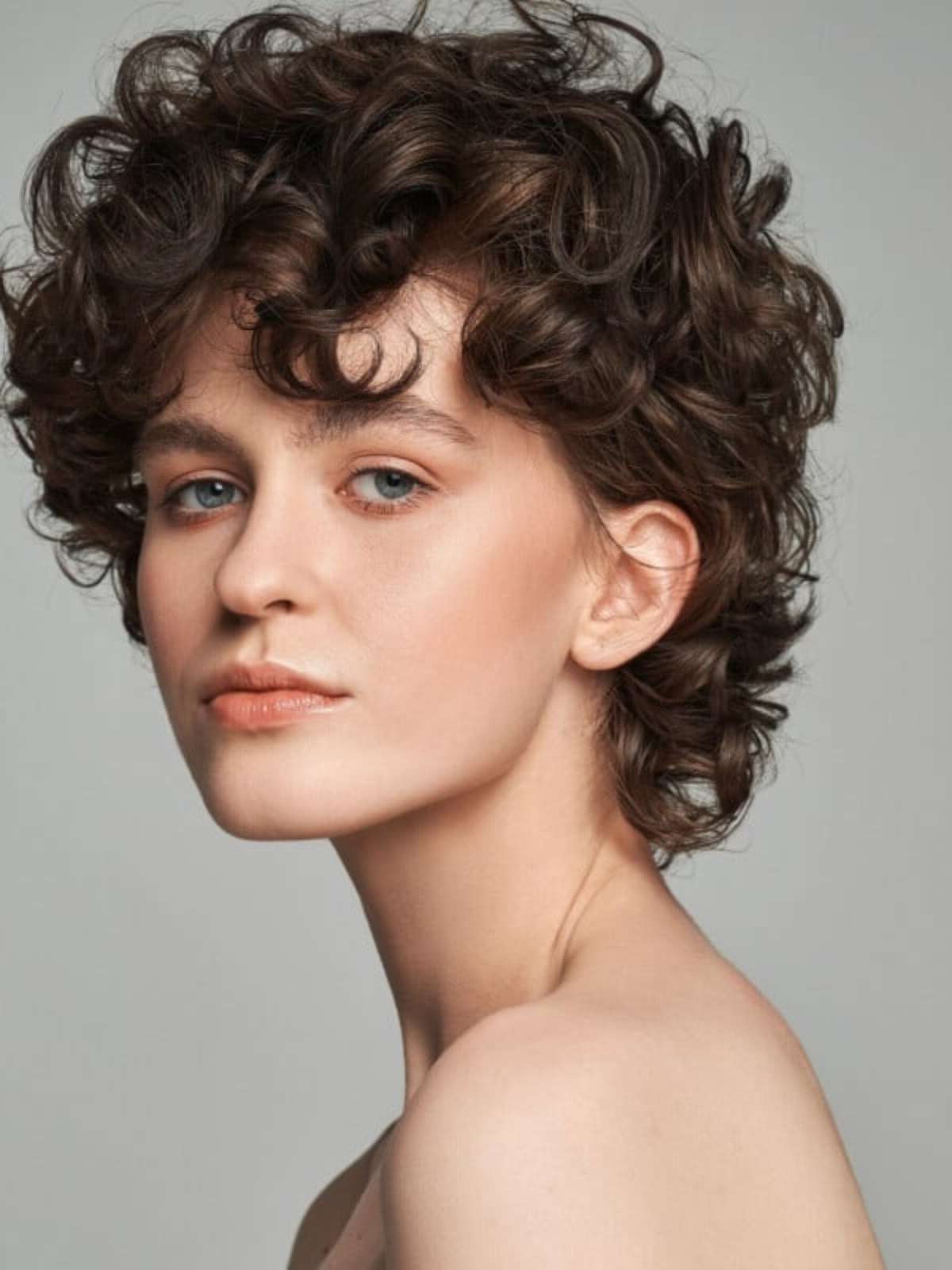 5 ideias de títulos:
1. Wolf Cut: O Guia Completo para o Corte do Momento
2. Como Estilizar o Wolf Cut Perfeito em Casa
3. Wolf Cut para Cada Tipo de Cabelo: Encontre o Seu Estilo
4. A História por Trás do Wolf Cut: Da Inspiração Anos 70/80 ao Sucesso Atual
5. Variações do Wolf Cut: Do Curto ao Longo