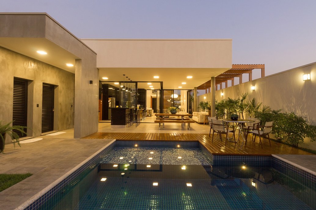 casa com piscina na frente