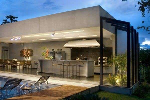 casa térrea com área de lazer na frente