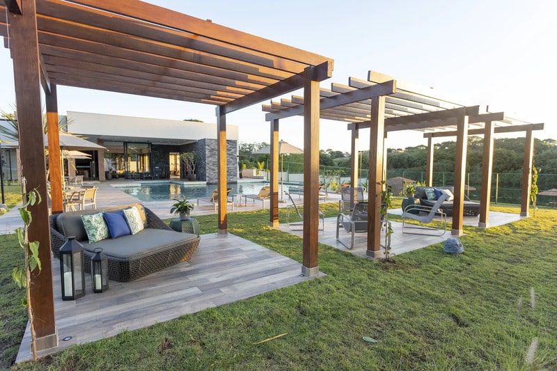 casa com piscina na frente
