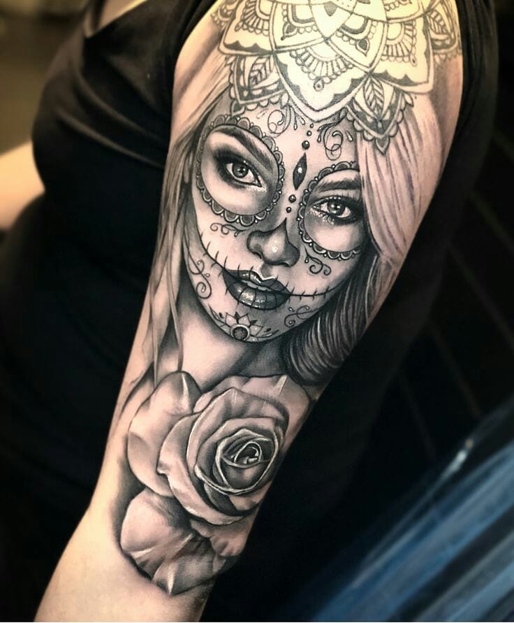 tatuagem Catrina preto e cinza