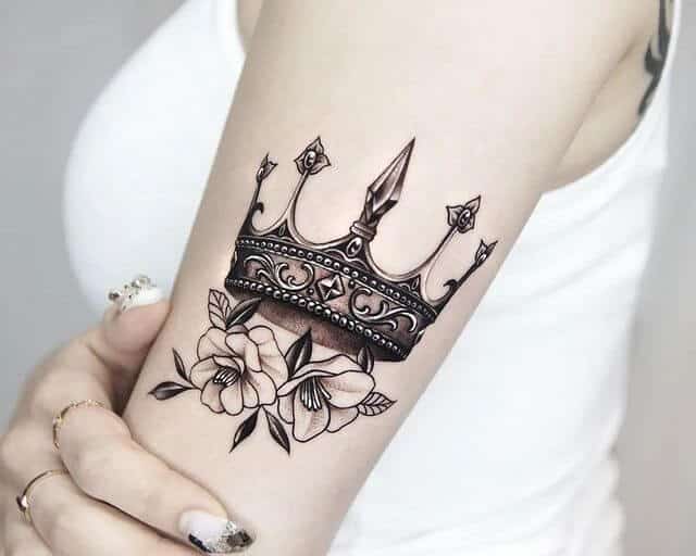 tatuagem coroa no dedo