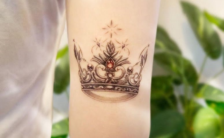 tatuagem de coroa feminina