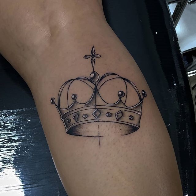 tatuagem coroa no dedo