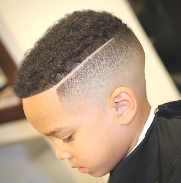 Corte infantil moderno menino
