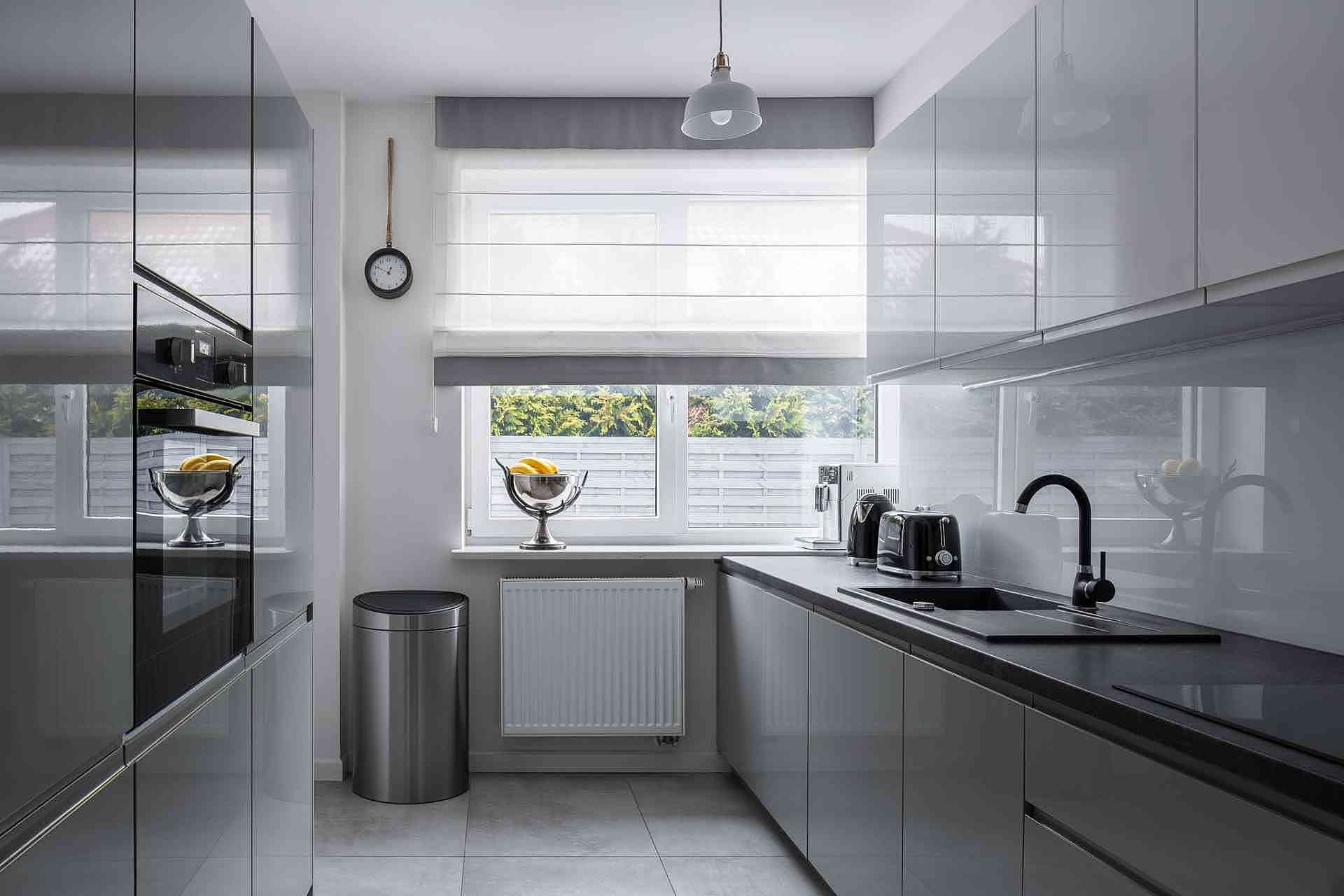 cozinha contemporânea cinza e preta