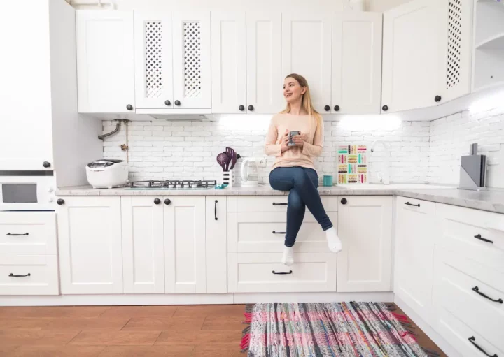 cozinha planejada com bancada de mármore