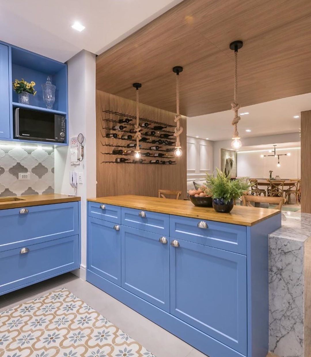 cozinha provençal com eletrodomésticos de inox