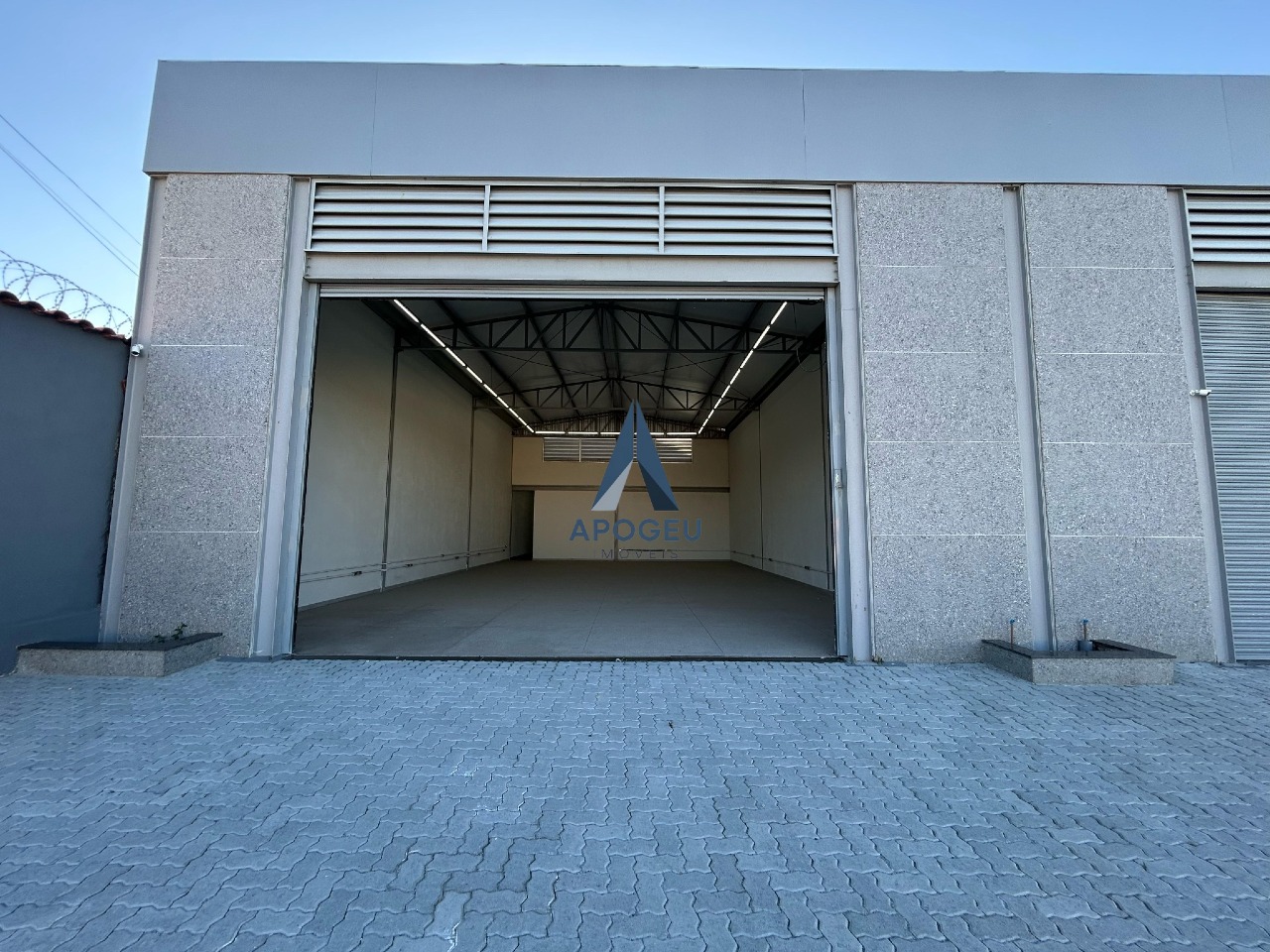 fachada galpão comercial minimalista