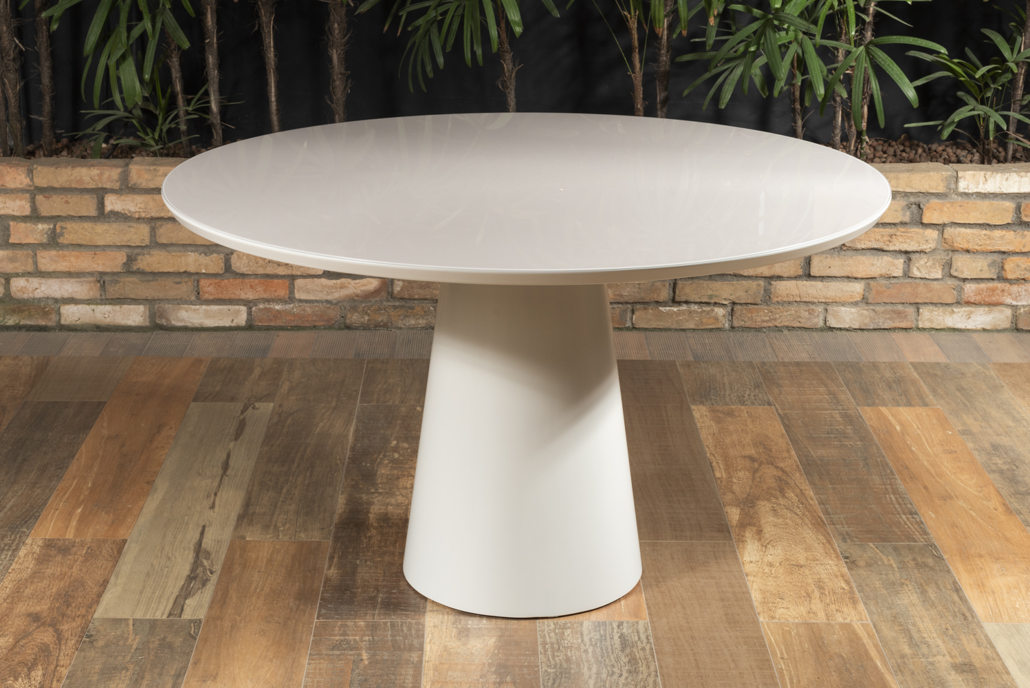 mesa com base cônica